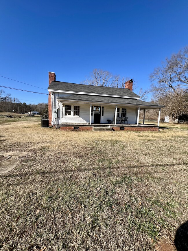 121 Battleground Rd in Chesnee, SC - Foto de edificio - Building Photo