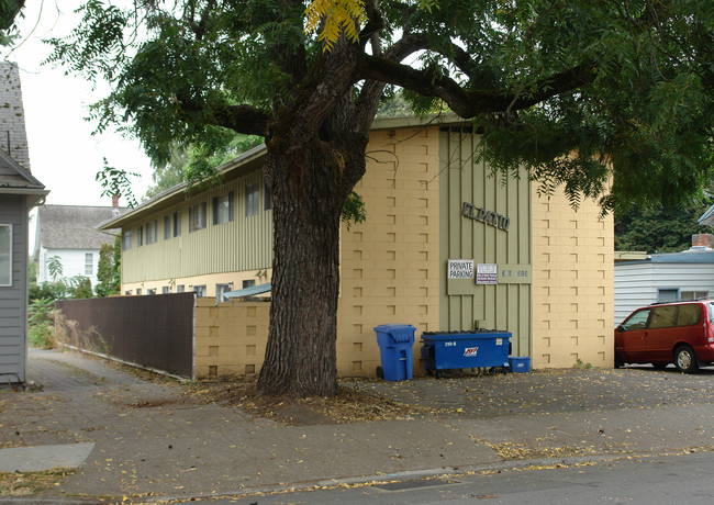 El Patio in Salem, OR - Foto de edificio - Building Photo