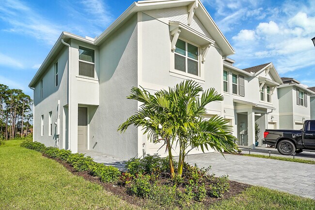 5758 SE Edgewater Cir in Stuart, FL - Building Photo - Building Photo