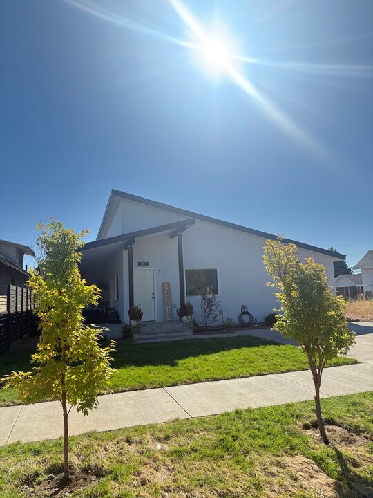 607 Pleasant Ave, Unit #1 in Yakima, WA - Building Photo
