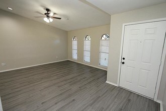 6823 Pickett Dr in Richmond, TX - Building Photo - Building Photo