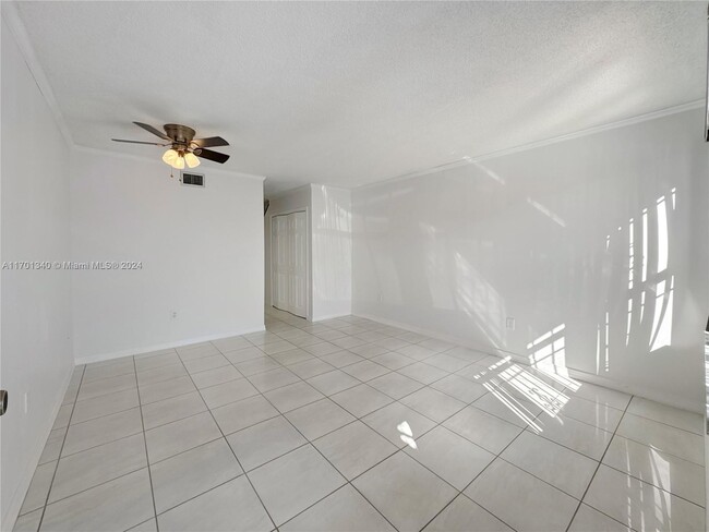 2073 W 54th Terrace in Hialeah, FL - Building Photo - Building Photo