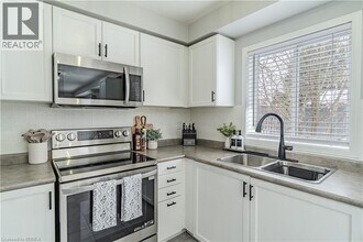 10 Gaydon Way in Brantford, ON - Building Photo - Building Photo