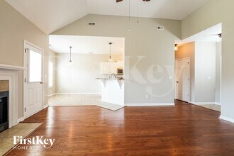 7685 Eagle Lake Rd in North Charleston, SC - Foto de edificio - Building Photo