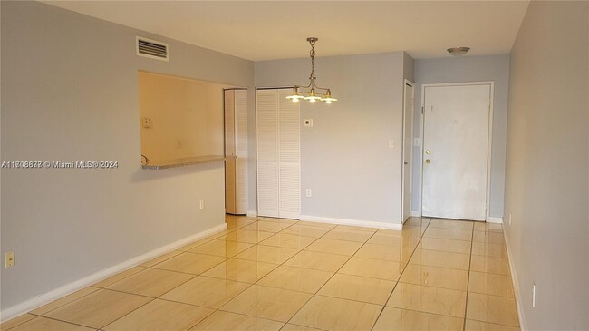 9731 fontainebleau in Doral, FL - Building Photo - Building Photo