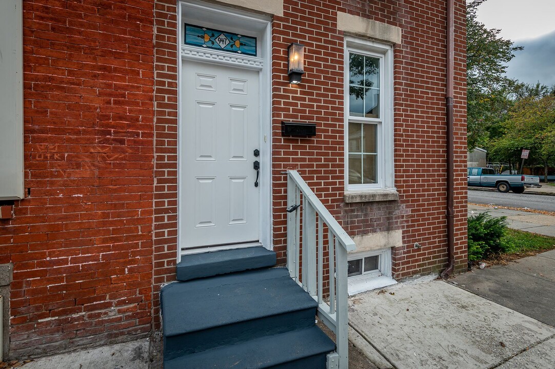 947 W Lombard St in Baltimore, MD - Building Photo