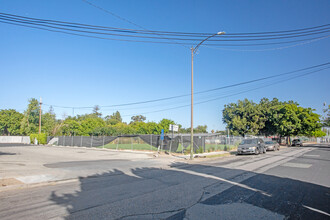 Roosevelt Park Apartments in San Jose, CA - Foto de edificio - Building Photo