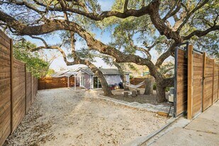 211 Lessin Ln in Austin, TX - Building Photo