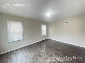 2326 Chambers Rd in St. Louis, MO - Foto de edificio - Building Photo