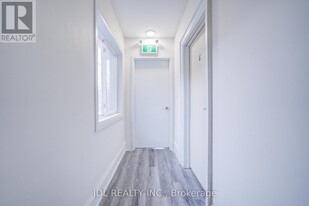 5 Sorauren Ave in Toronto, ON - Building Photo