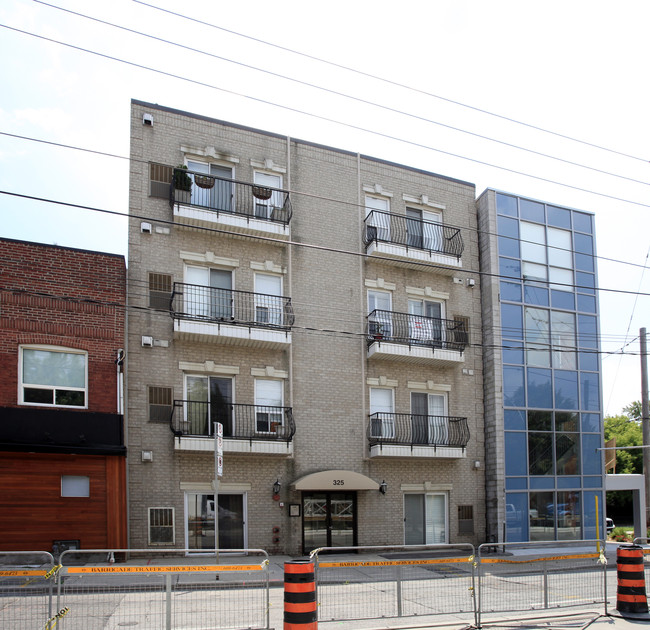 325 Kingston Rd in Toronto, ON - Building Photo - Primary Photo