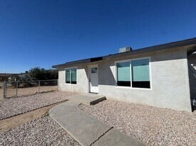 325 S Gordon St in Ridgecrest, CA - Building Photo