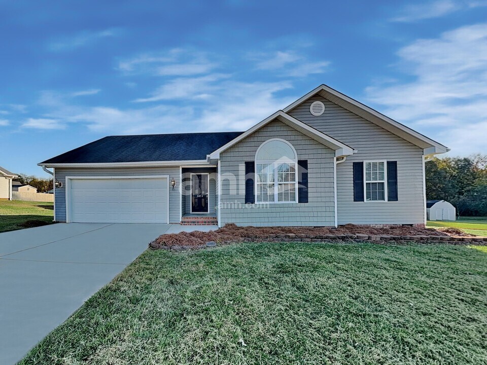 5073 Natalie Temple Ln in Winston-Salem, NC - Foto de edificio