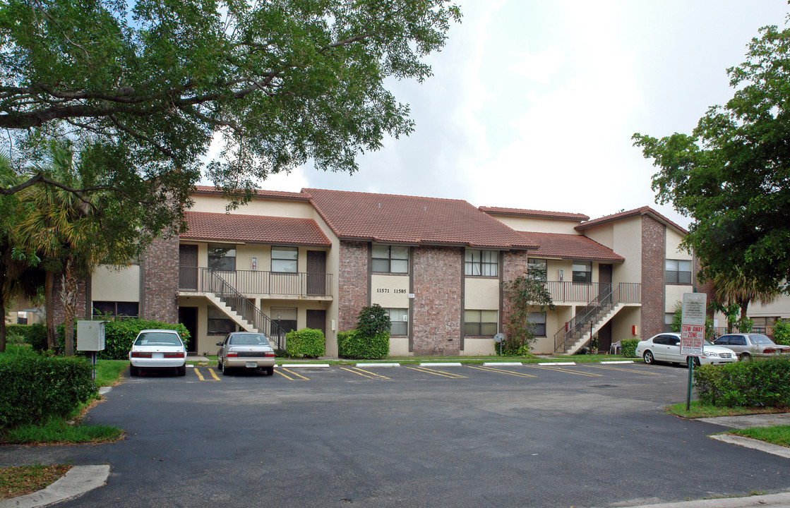 Glenwood Apartments in Coral Springs, FL - Building Photo