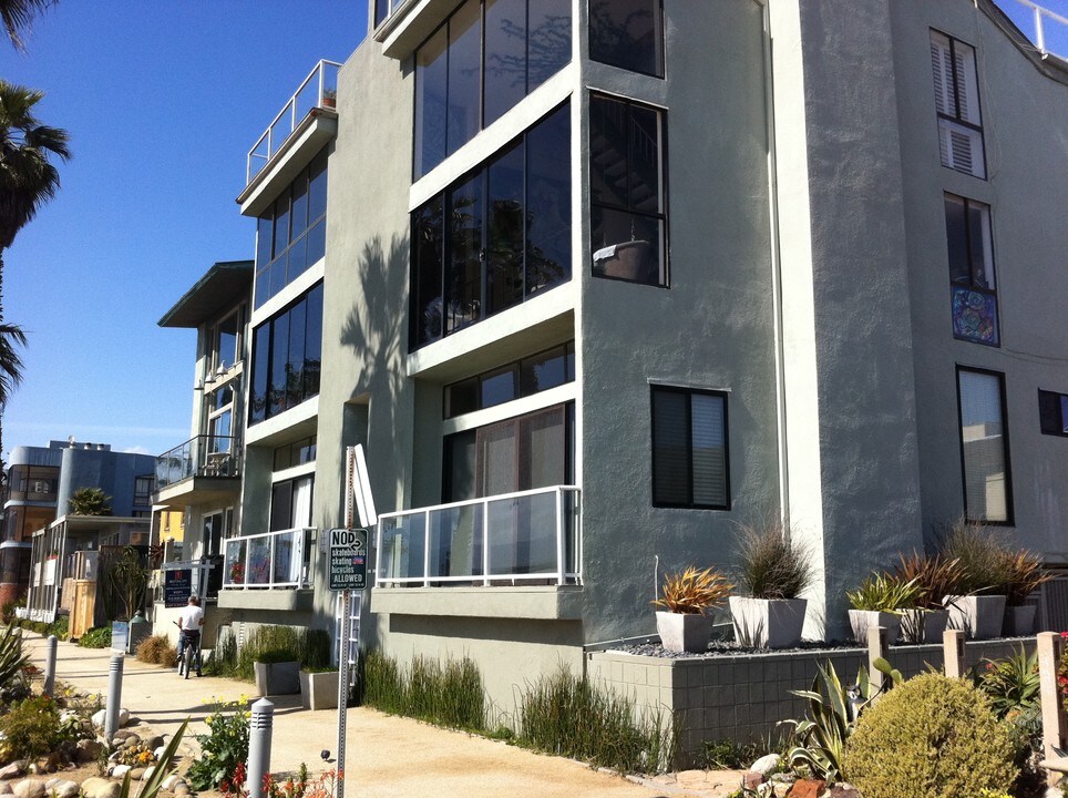 1 Buccaneer St, Unit 1 in Marina Del Rey, CA - Foto de edificio