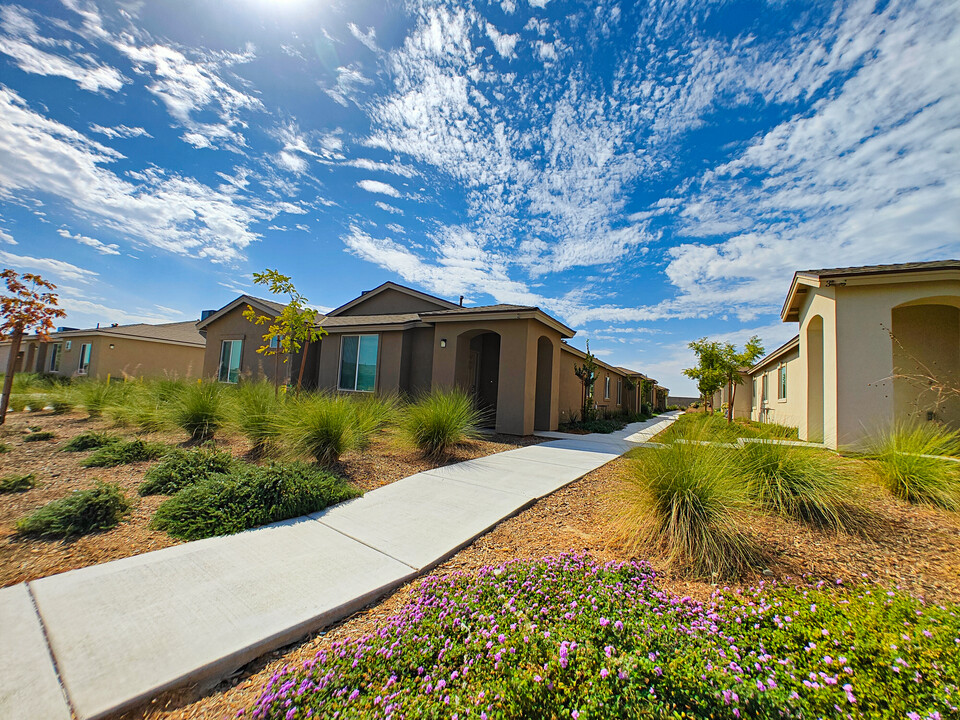 Northview Meadows in Bakersfield, CA - Building Photo