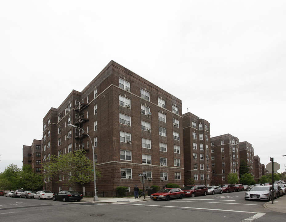 62-65 Saunders St in Rego Park, NY - Foto de edificio