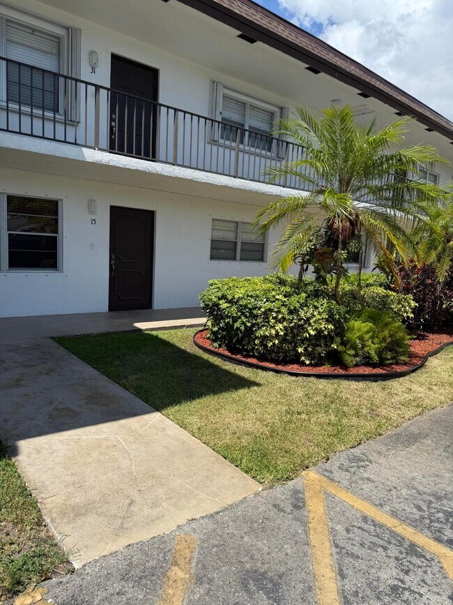 3111 Gardens E Dr in Palm Beach Gardens, FL - Building Photo - Building Photo