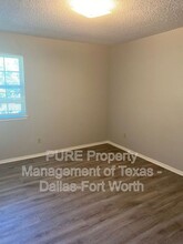 2415 Oak Manor in Arlington, TX - Building Photo - Building Photo