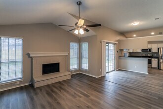 5513 Maurie Dr in Haltom City, TX - Foto de edificio - Building Photo