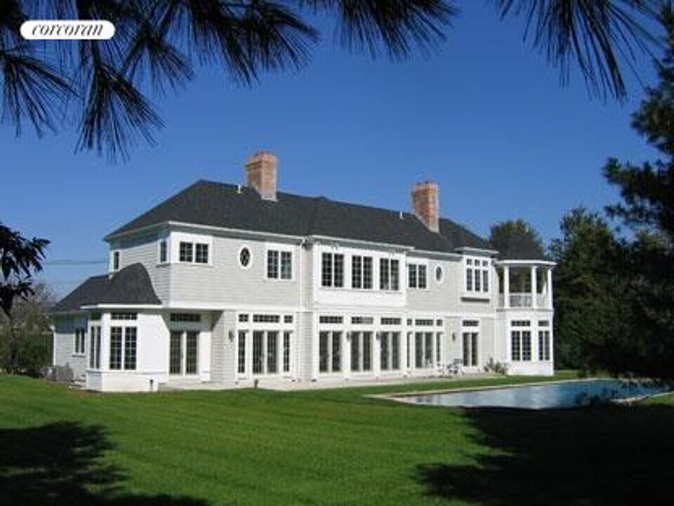 653 Head of Pond Rd in Water Mill, NY - Building Photo