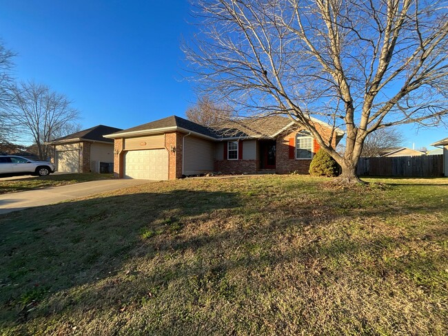 1017 Cobblefield Way in Ozark, MO - Foto de edificio - Building Photo