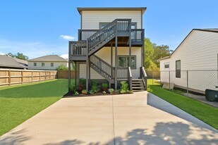 8206 Tower St in Houston, TX - Building Photo