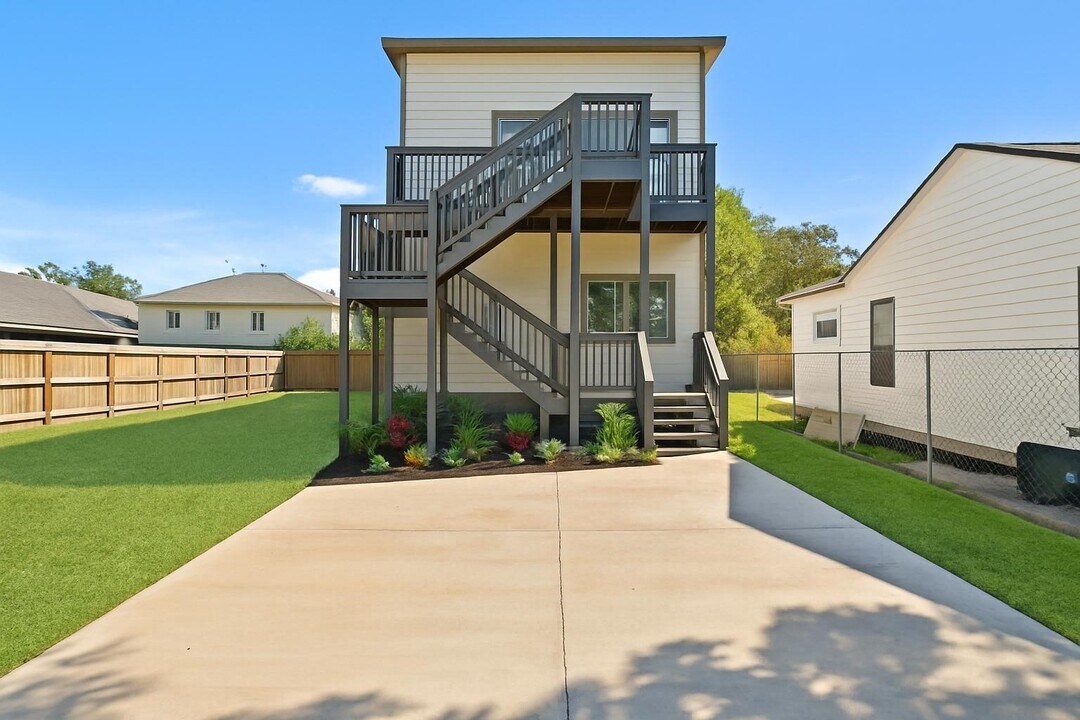 8206 Tower St in Houston, TX - Building Photo