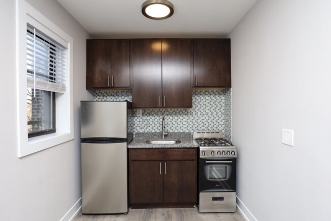 4551 N Damen Ave, Unit 403 in Chicago, IL - Foto de edificio - Building Photo