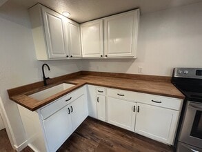 7816 E Victory Rd, Unit Basement Studio in Nampa, ID - Foto de edificio - Building Photo