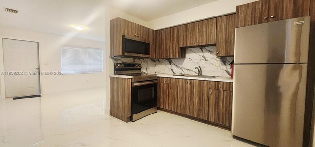 2240 NW 18th St in Miami, FL - Building Photo - Building Photo