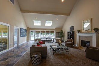 Commons at Creekside Apartments in Hillsboro, OR - Foto de edificio - Building Photo