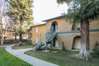 Sunny Gate Apartments in Fresno, CA - Building Photo - Building Photo