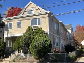 226 School St, Unit 1 in Somerville, MA - Foto de edificio - Building Photo