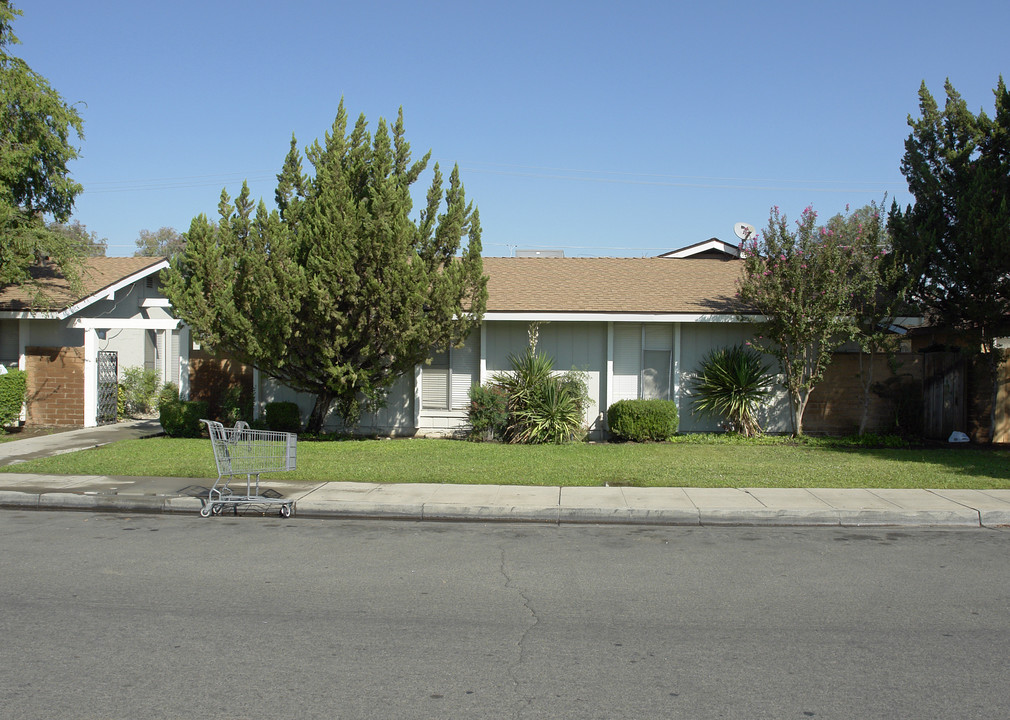 81-89 W Santa Ana Ave in Clovis, CA - Foto de edificio