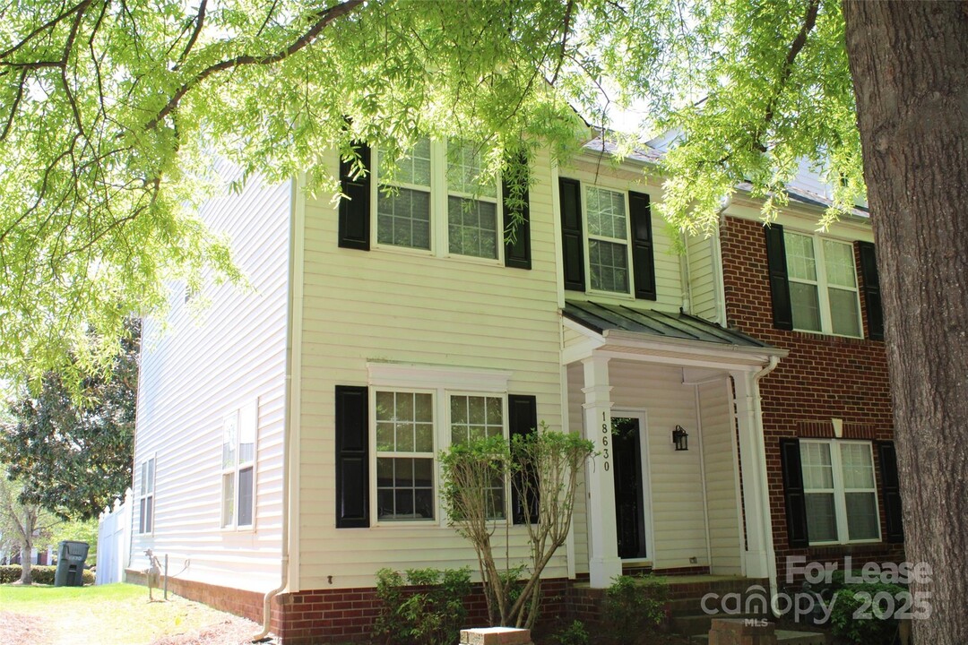 18630 Oakhurst Blvd in Cornelius, NC - Foto de edificio