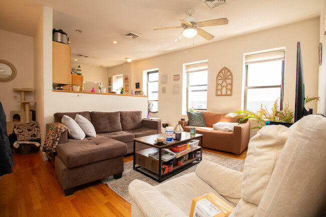 246 Market St, Unit 4 in Boston, MA - Building Photo - Building Photo