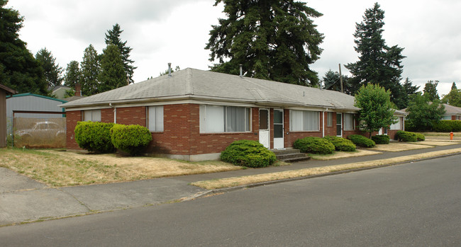 7508 NE Broadway in Portland, OR - Foto de edificio - Building Photo