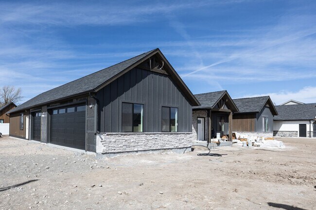 582 Aspen Ave in Sugar City, ID - Building Photo - Building Photo