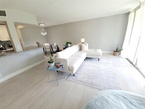 7051 Environ Blvd in Lauderhill, FL - Building Photo - Building Photo