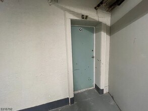 16 Irving St-Unit -G1 in Newark, NJ - Foto de edificio - Building Photo