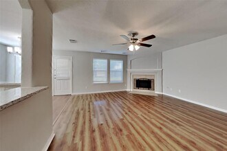 5803 Village Grove Dr in Pearland, TX - Foto de edificio - Building Photo