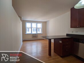 630 W Wrightwood, Unit #625-401 in Chicago, IL - Foto de edificio - Building Photo