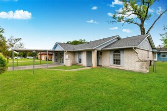 7210 Lumber Jack Dr in Houston, TX - Foto de edificio - Building Photo