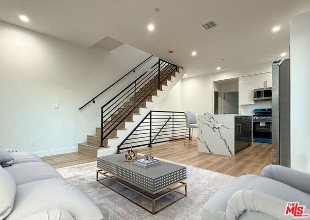 5340 Denny Ave in Los Angeles, CA - Building Photo