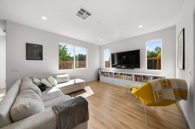 15026 Olive Ln in La Mirada, CA - Foto de edificio - Building Photo