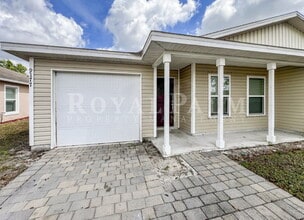 9177 Aegean Cir in Lehigh Acres, FL - Foto de edificio - Building Photo