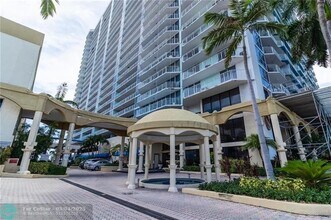 7601 E Treasure Dr in North Bay Village, FL - Building Photo - Building Photo