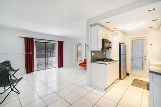8040 Tatum Waterway Dr in Miami Beach, FL - Building Photo - Building Photo
