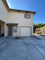 1041 Plum Ct in Hollister, CA - Building Photo